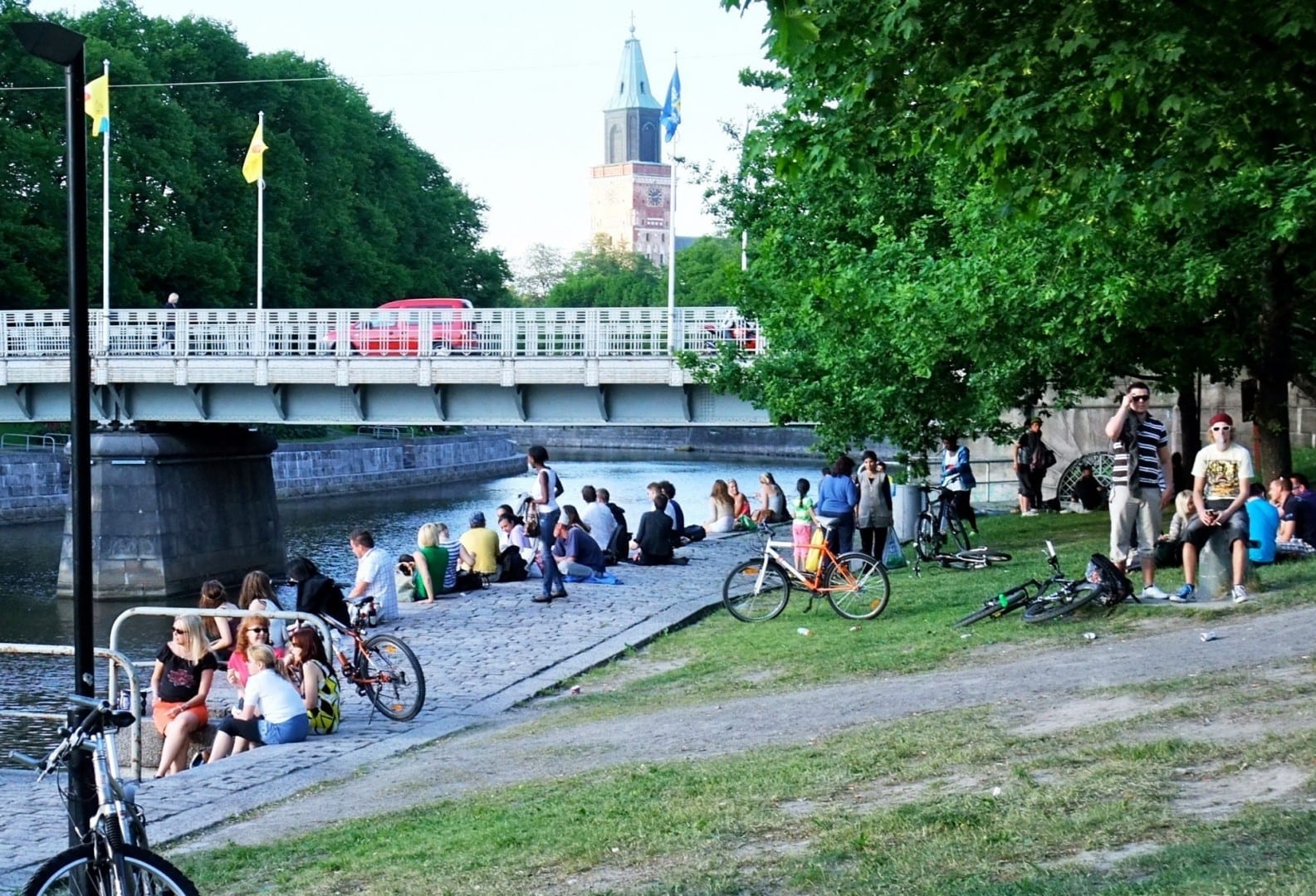 Las orillas del río Aura son muy populares entre los residentes de Turku, para caminar, andar en bicicleta o disfrutar del buen tiempo. Turku Finlandia
