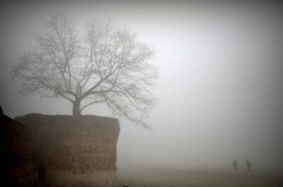 Las paredes de Ferrara envueltas en una espesa niebla Ferrara Italia