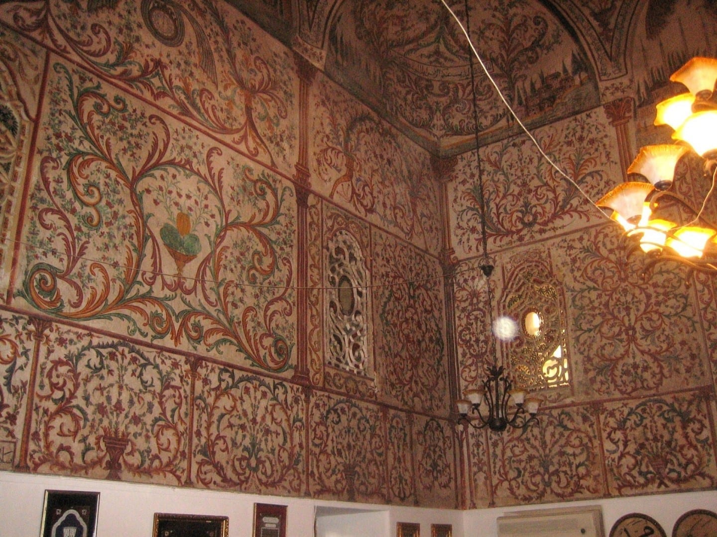 Las paredes interiores de la mezquita Et'hem Bey Tirana Albania
