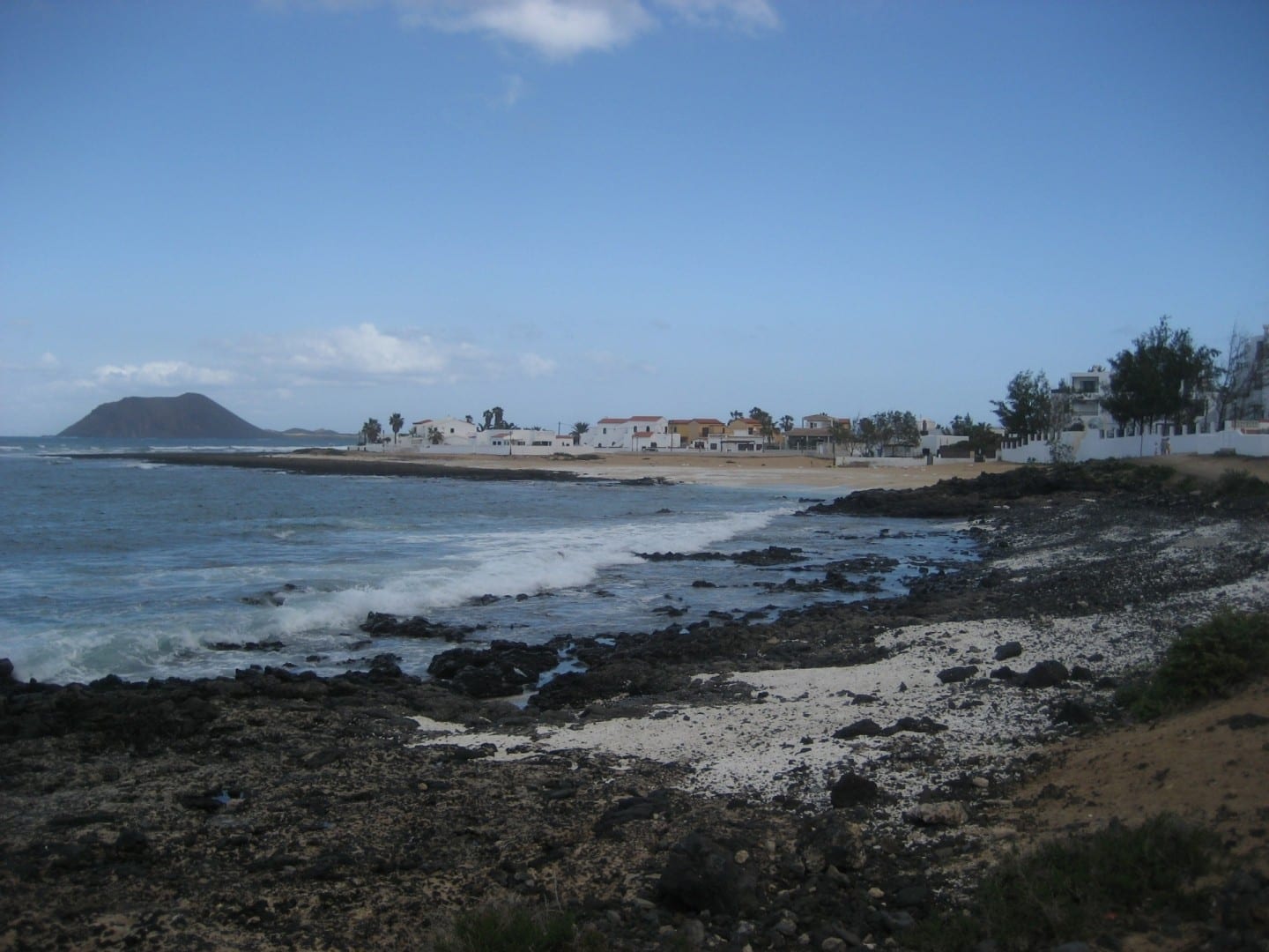 Las playas rocosas del noroeste de Corralejo, con la Isla de los Lobos al fondo Corralejo, Fuerteventura España