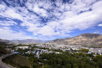 Lhasa Vista De La Ciudad Cielo Azul China