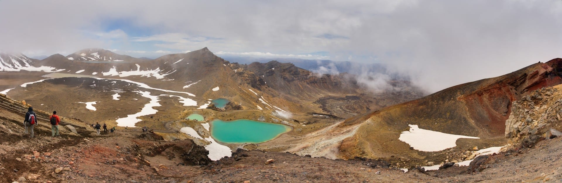 Los excursionistas pasan por el Cráter Rojo (a la derecha) y se acercan a los Lagos Esmeralda Tongariro Nueva Zelanda