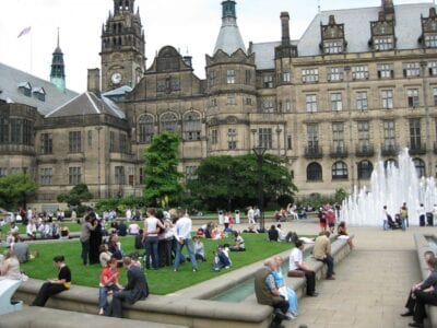 Los Jardines de la Paz y el Ayuntamiento Sheffield Reino Unido