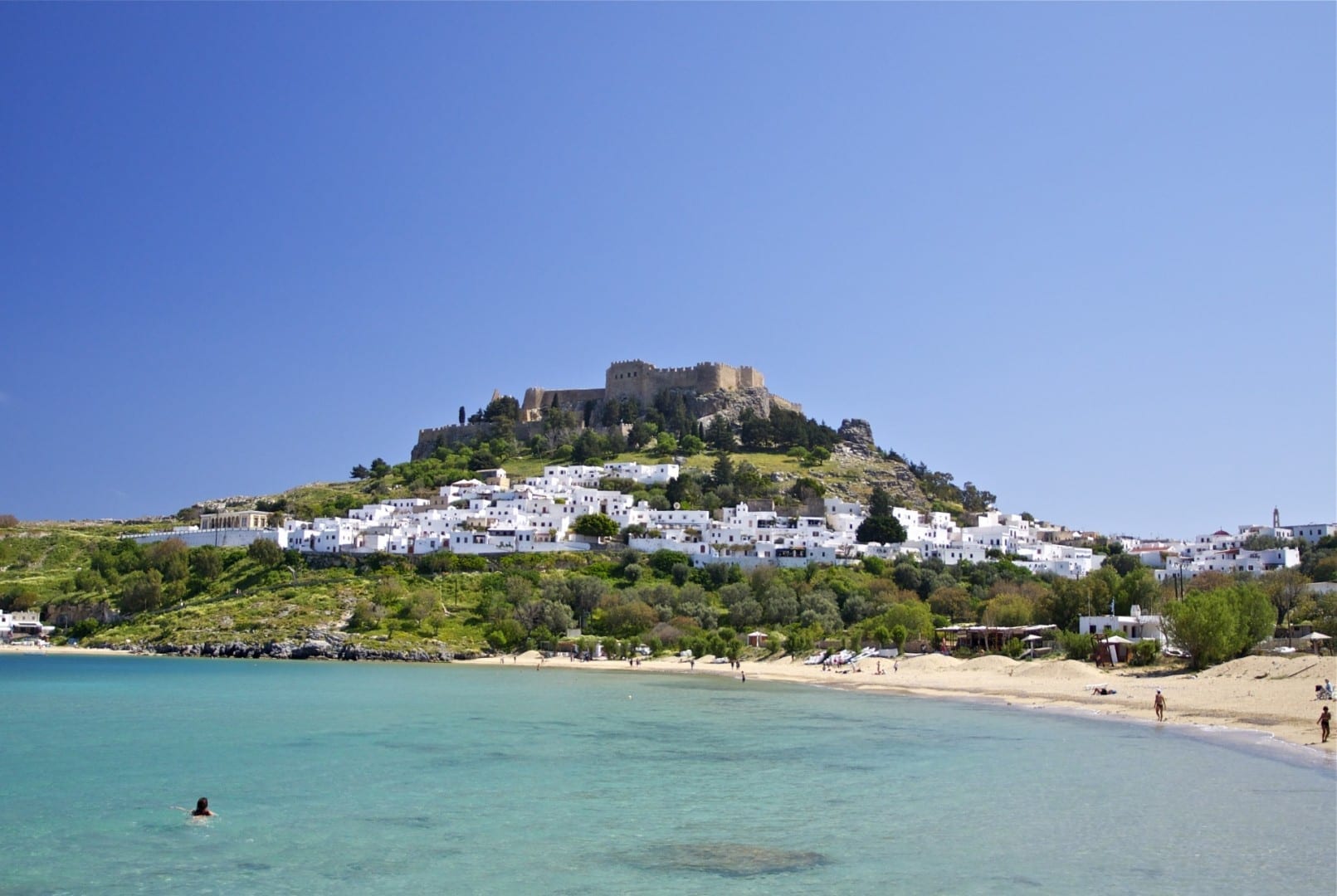Los lindos que se elevan sobre la playa principal Lindos Grecia