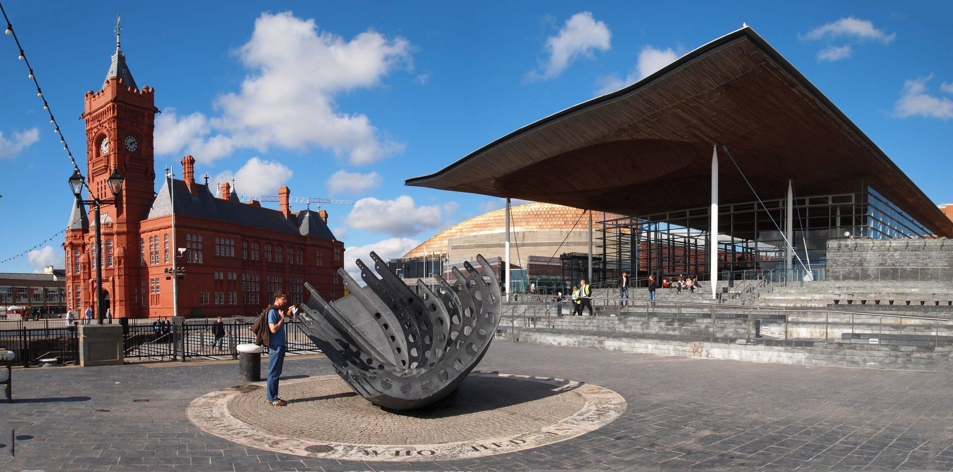Los principales edificios de la bahía de Cardiff. Desde la izquierda: Pierhead Building, Centro del Milenio de Gales, Senedd Cardiff Reino Unido
