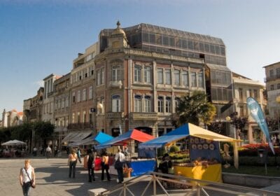 Los puestos del mercado en la Praça da República Braga Portugal