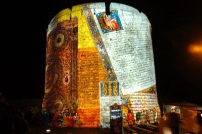 Luces de colores en las paredes del Barbican de Pécs durante el festival de Sétatér en septiembre. Pécs Hungría