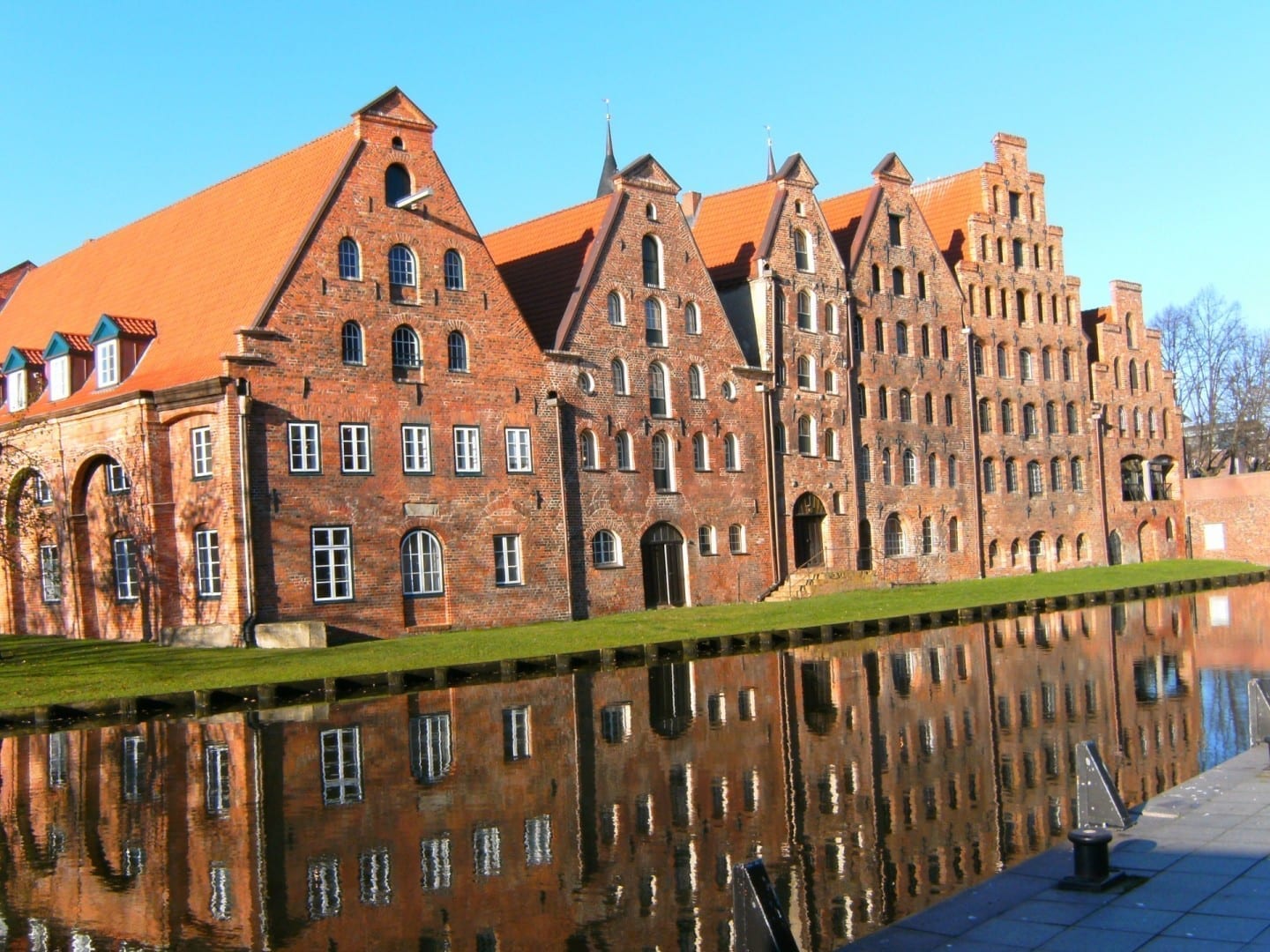 Lübeck solía controlar el comercio de la sal, y un grupo de Salzspeicher (almacenes de sal) todavía se puede ver justo al lado del Holstentor Lubeca Alemania