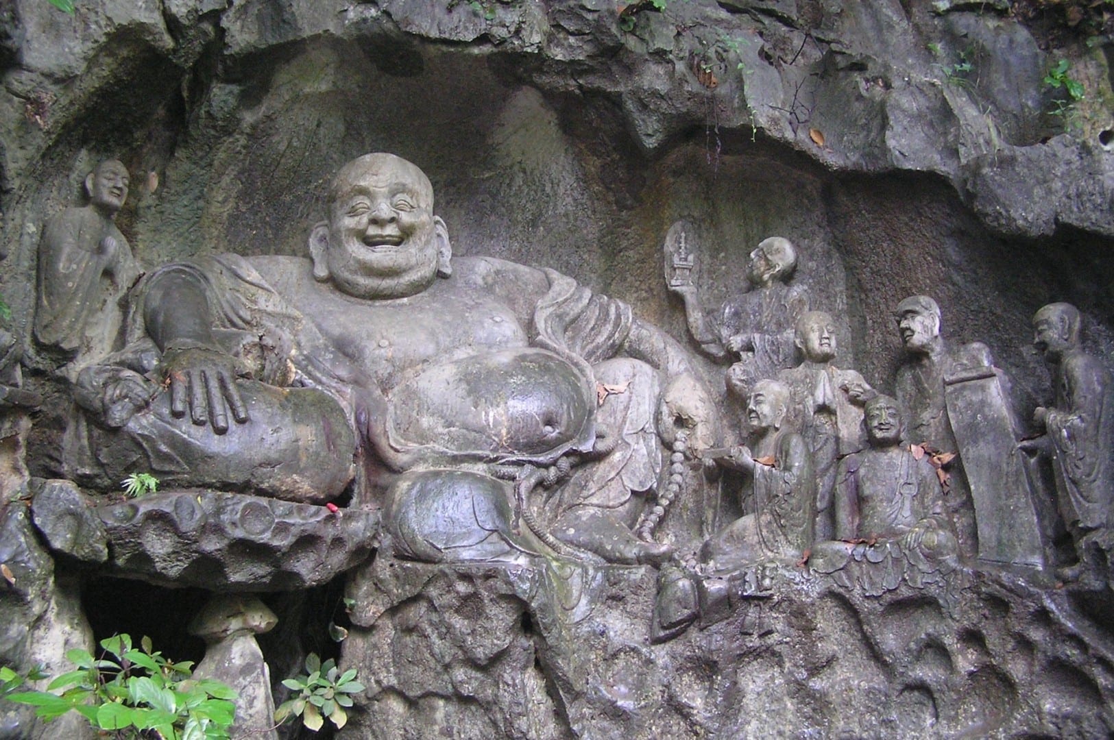 Maitreya y sus discípulos tallando en las cuevas de Feilai Feng Hangzhou China