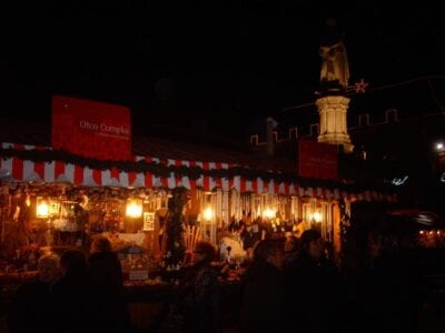 Mercado de Navidad en la Plaza Walther Bolzano Italia