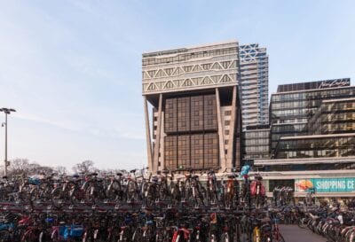 Miles de bicicletas se dejan cada día frente al complejo postmoderno