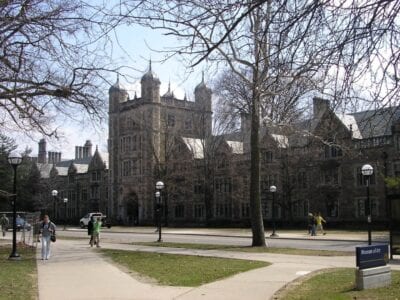 Mirando a través de la calle S. University en el exterior del Cuadrángulo de la Ley Ann Arbor Estados Unidos