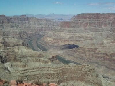 Mirando hacia abajo el cañón desde Guano Point en el West Rim Gran Cañón AZ Estados Unidos