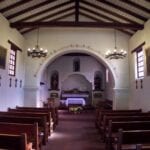 Misión Santa Cruz, interior de la capilla reconstruida Santa Cruz CA Estados Unidos