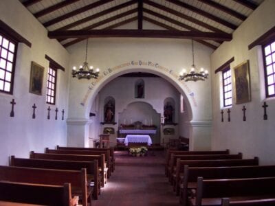 Misión Santa Cruz, interior de la capilla reconstruida Santa Cruz CA Estados Unidos