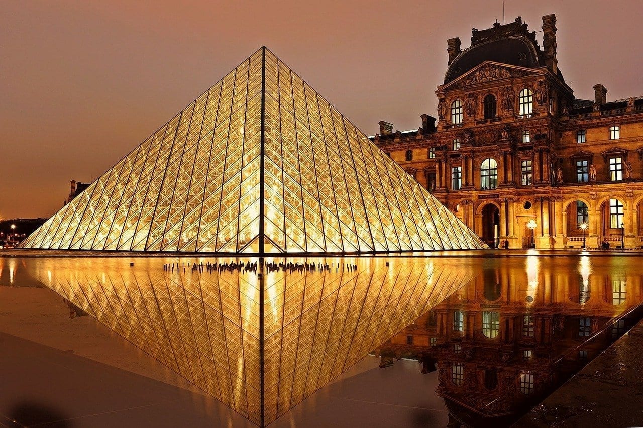 Museo Del Louvre Pirámide París Francia