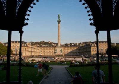 Neues Schloss visto desde el otro lado de la Schlossplatz Stuttgart Alemania