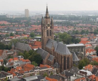 Oude Kerk se eleva sobre la ciudad Delft Países Bajos