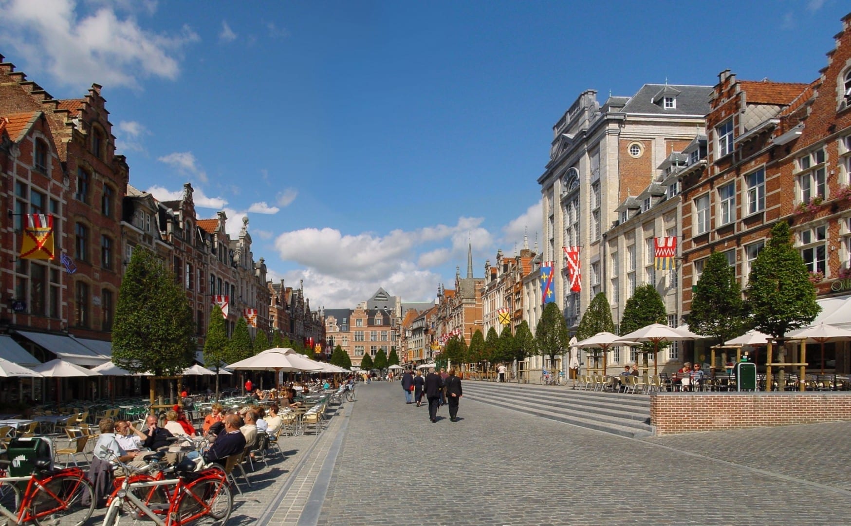Oude Markt, con más de 45 bares y restaurantes. Lovaina Bélgica