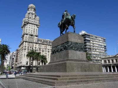 Plaza Independencia con el Palacio Salvo y la estatua de Artigas Montevideo Uruguay