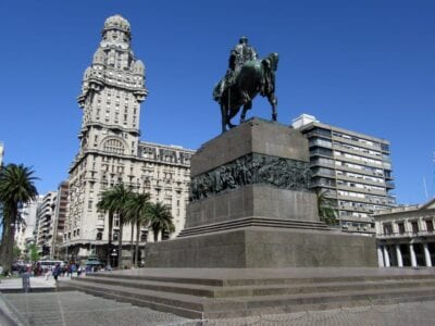 Plaza Independencia con el Palacio Salvo y la estatua de Artigas Montevideo Uruguay
