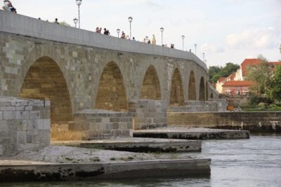 Puente De Piedra De Regensburg Danubio Históricamente Alemania