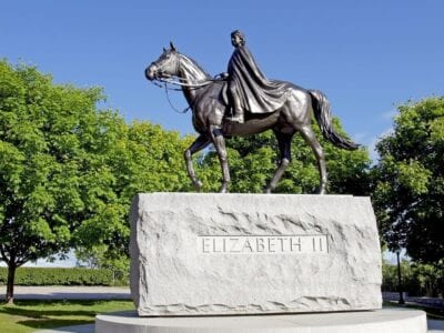 Reina Isabel Estatua Ottawa Canadá