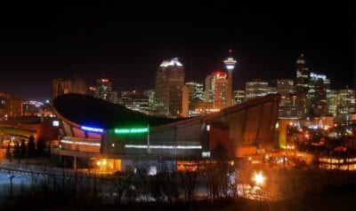 Saddledome y el horizonte de Calgary por la noche Calgary Canadá