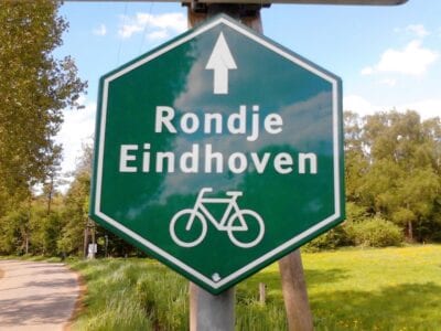 Señal de dirección alrededor de Eindhoven Eindhoven Países Bajos
