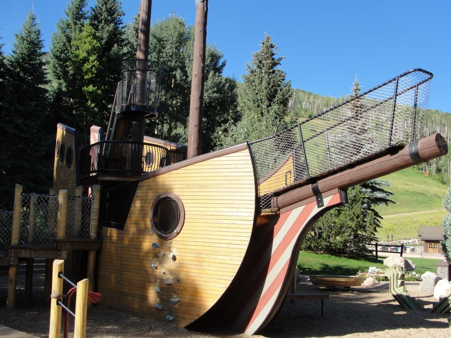 Situado en la base de las pistas de esquí, el Parque del Barco Pirata ha deleitado a generaciones de niños en Vail. Vail CO Estados Unidos