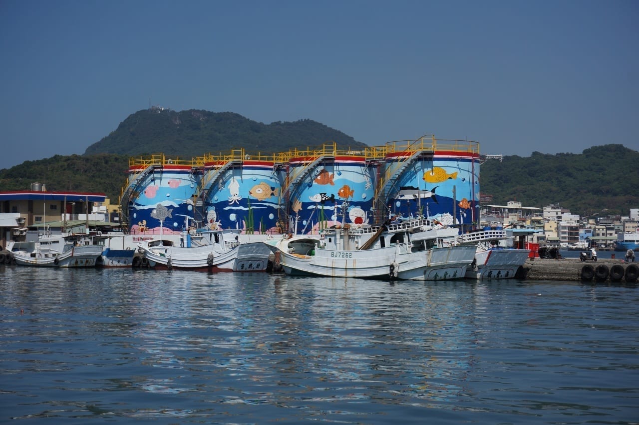 Tanques de colores en la isla de Cijin Kaohsiung Taiwán