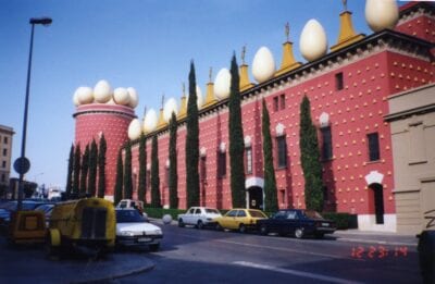 Teatro Museo Gala Salvador Dalí edificio desde el exterior Figueres España