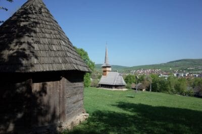 Típica iglesia de Transilvania en el parque etnográfico Cluj Napoca Rumania