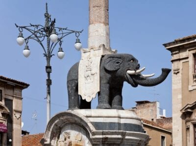 U Liotru - el símbolo de Catania - en la Piazza del Duomo Catania, Sicilia Italia