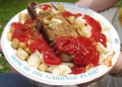 Un plato de basura caliente, dos especialidades locales en uno. Rochester NY Estados Unidos