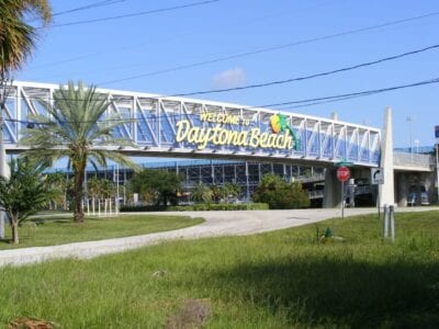 Un saludo de bienvenida a los visitantes al entrar en Daytona Beach y pasar por el Daytona International Speedway. Daytona Beach FL Estados Unidos