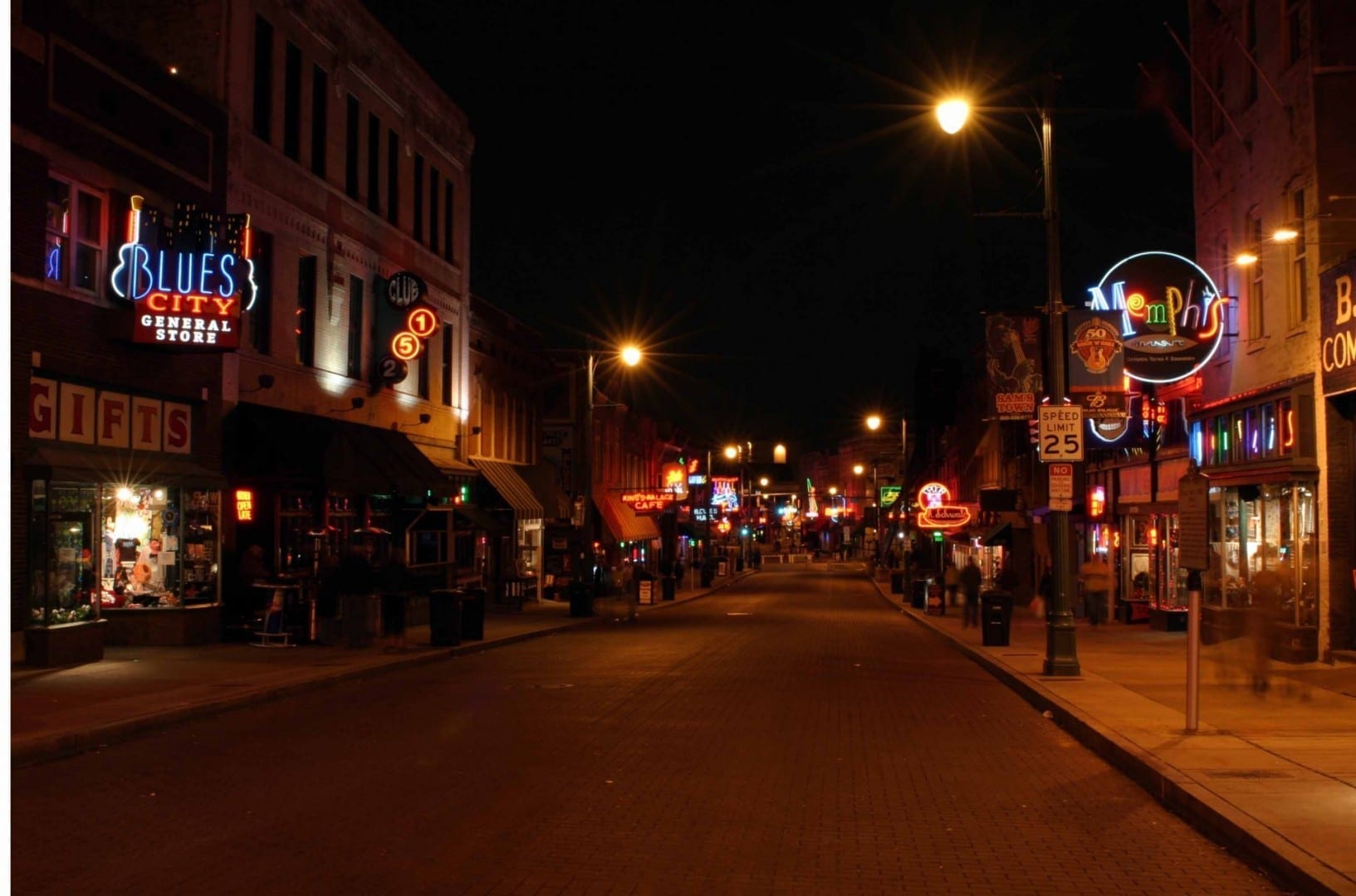 Una calle Beale vacía después de que los bares hayan cerrado Memphis (Tennessee) Estados Unidos