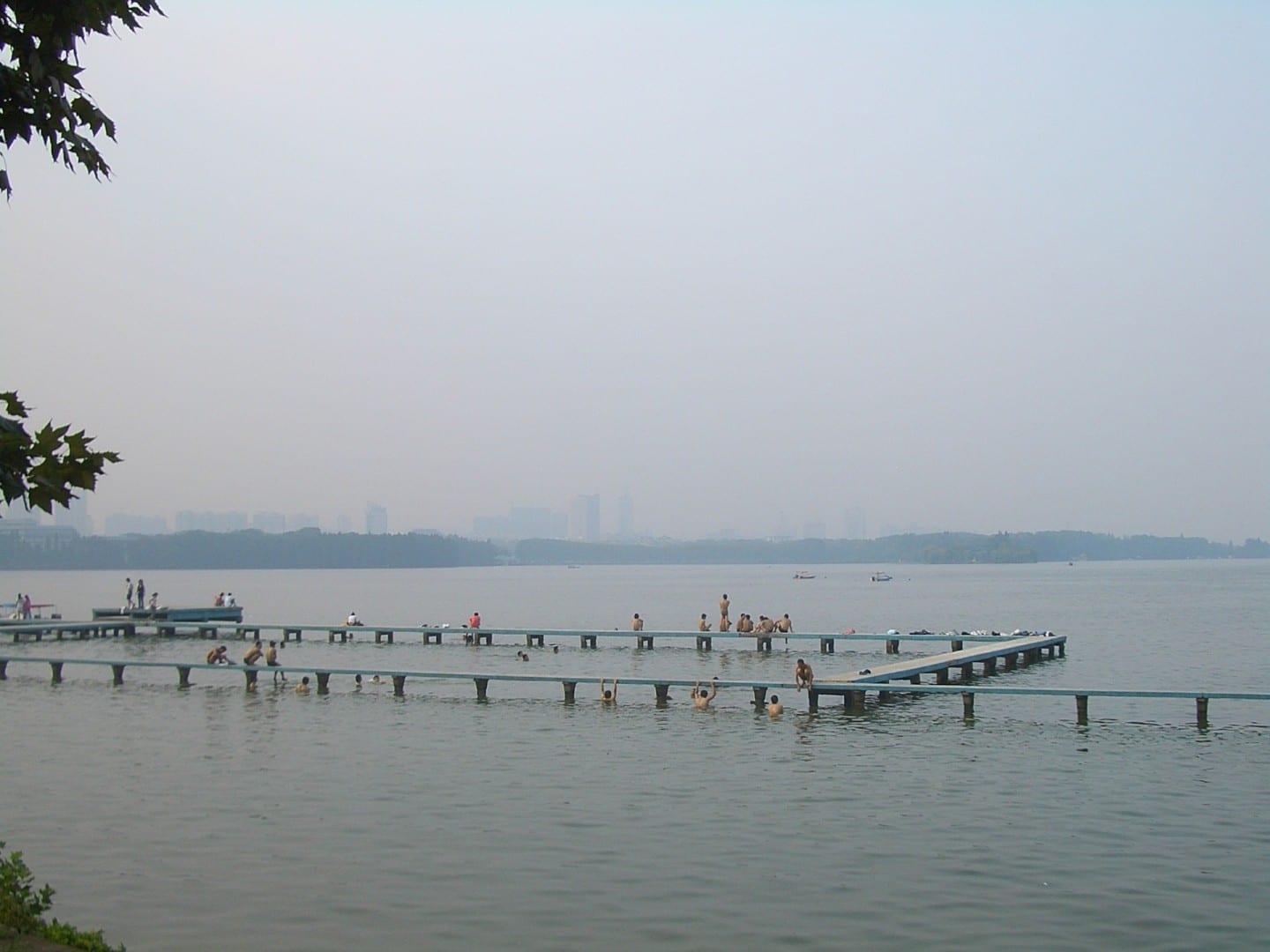 Una popular zona de natación en el Parque Liyuan en el Lago Este, como se vio en 2008 Wuhan China