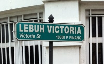 Uno de los carteles bilingües de George Town, que en este caso, está en la calle Victoria. George Town Malasia