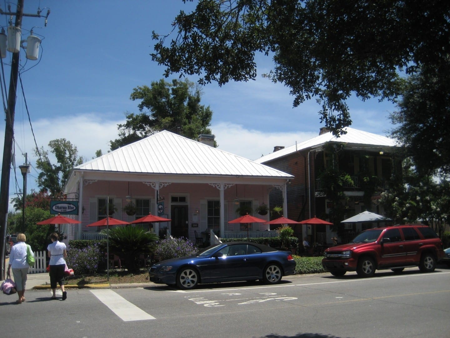 Varios restaurantes locales están alrededor de la Plaza de Sevilla Pensacola (Florida) Estados Unidos