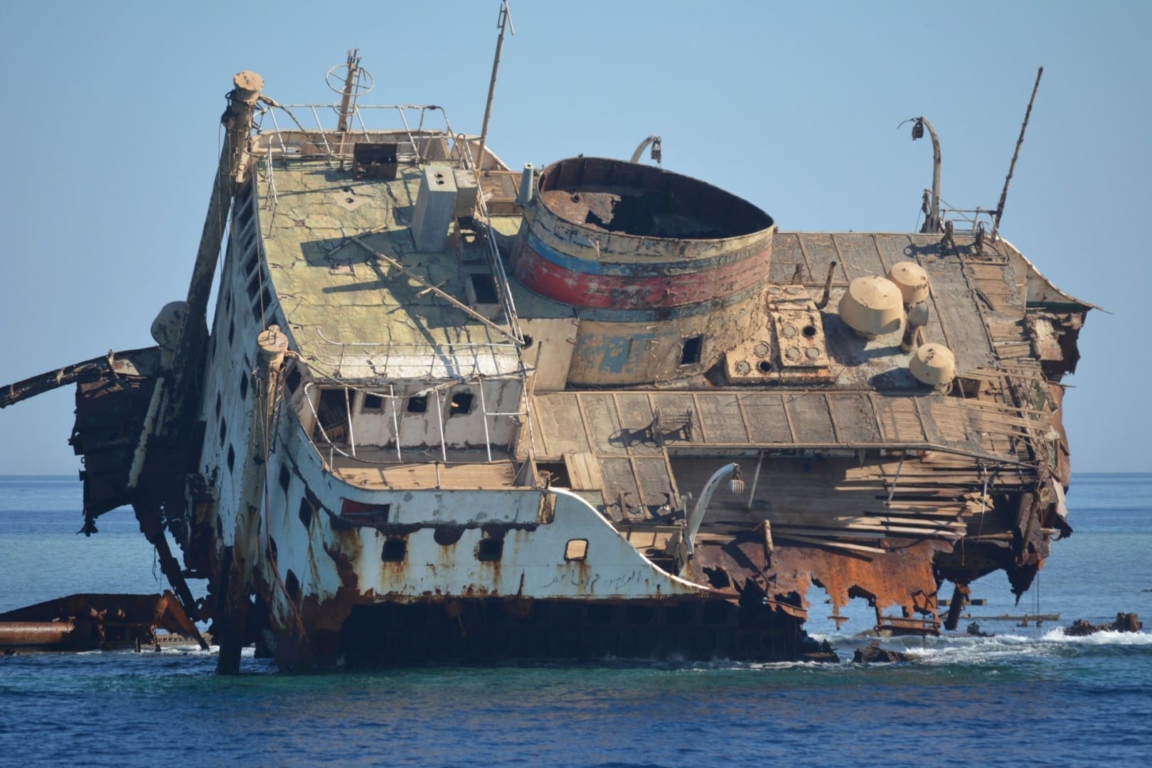 Viejo naufragio ruso en la bahía de Na'ama Sharm el Sheikh Egipto