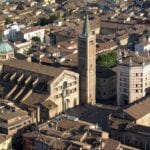Vista aérea del Duomo y el Baptisterio de Parma Parma Italia