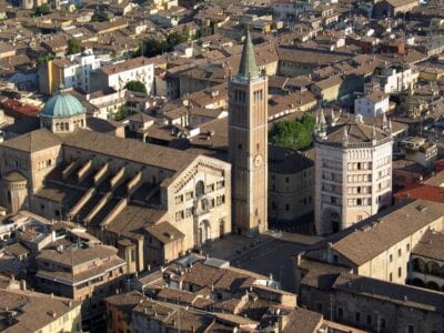 Vista aérea del Duomo y el Baptisterio de Parma Parma Italia