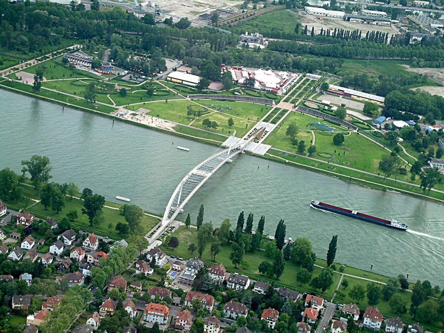 Vista aérea del Rin, mostrando la Pasarela de los Dos Ríos que cruza el río desde Estrasburgo al lado alemán en Kehl Estrasburgo Francia