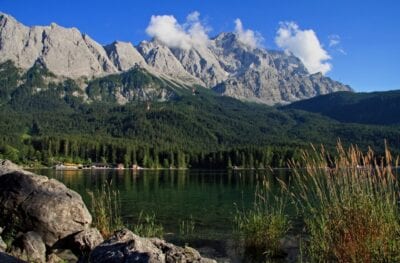 Vista de Eibsee y el Zugspitze Garmisch-Partenkirchen Alemania