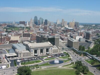 Vista de Kansas City desde la cima del Liberty Memorial. La Estación Unión está en primer plano, con el resto del horizonte de KC en el fondo. Kansas City Estados Unidos