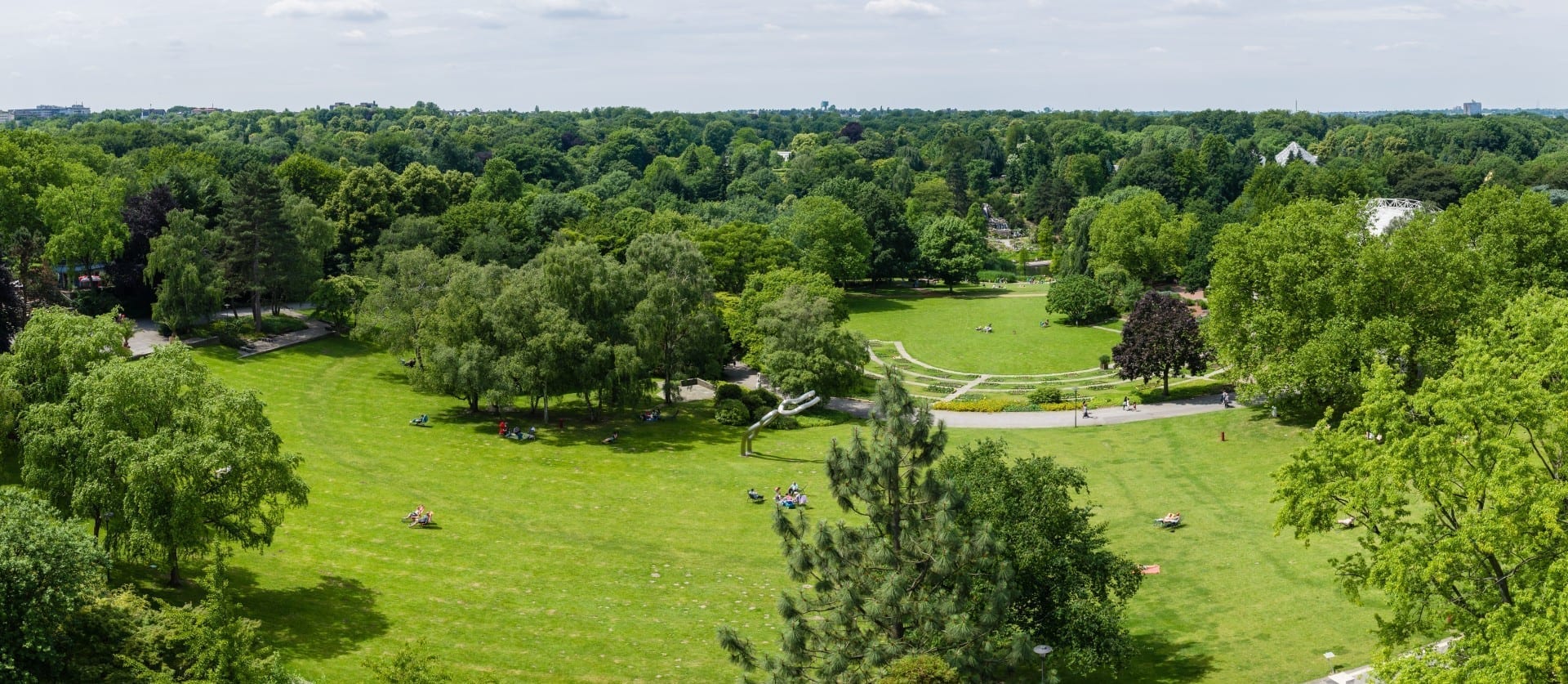 Vista del jardín botánico de Grugapark desde una torre dentro del parque Essen Alemania
