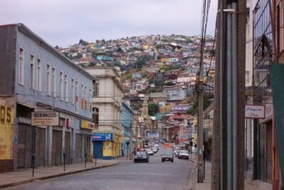 Vista desde el centro de Valparaíso (Chile) hacia uno de los cerros. Valparaiso Chile