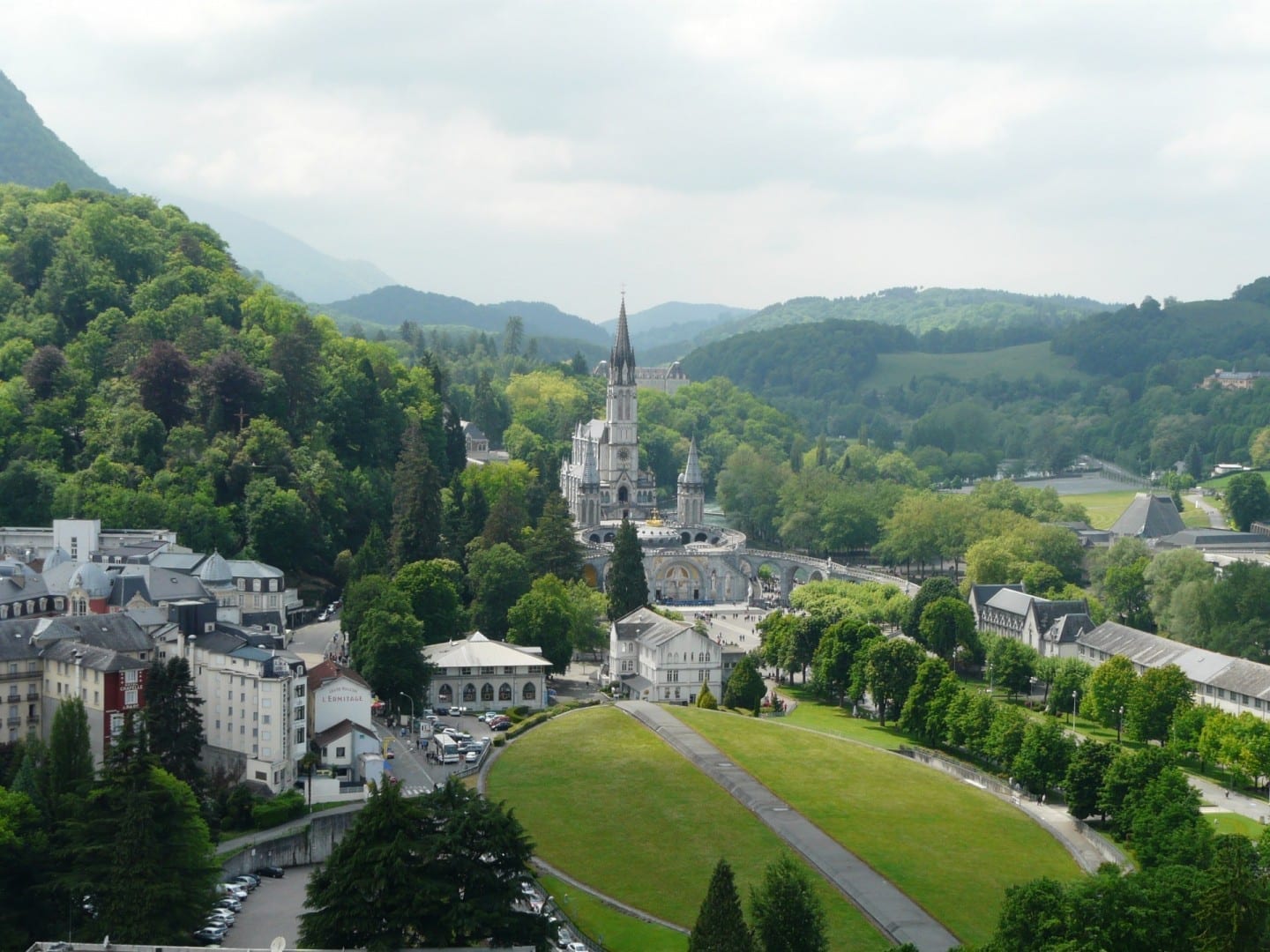 Vista panorámica de Lourdes con la Basílica del Rosario. Lourdes Francia
