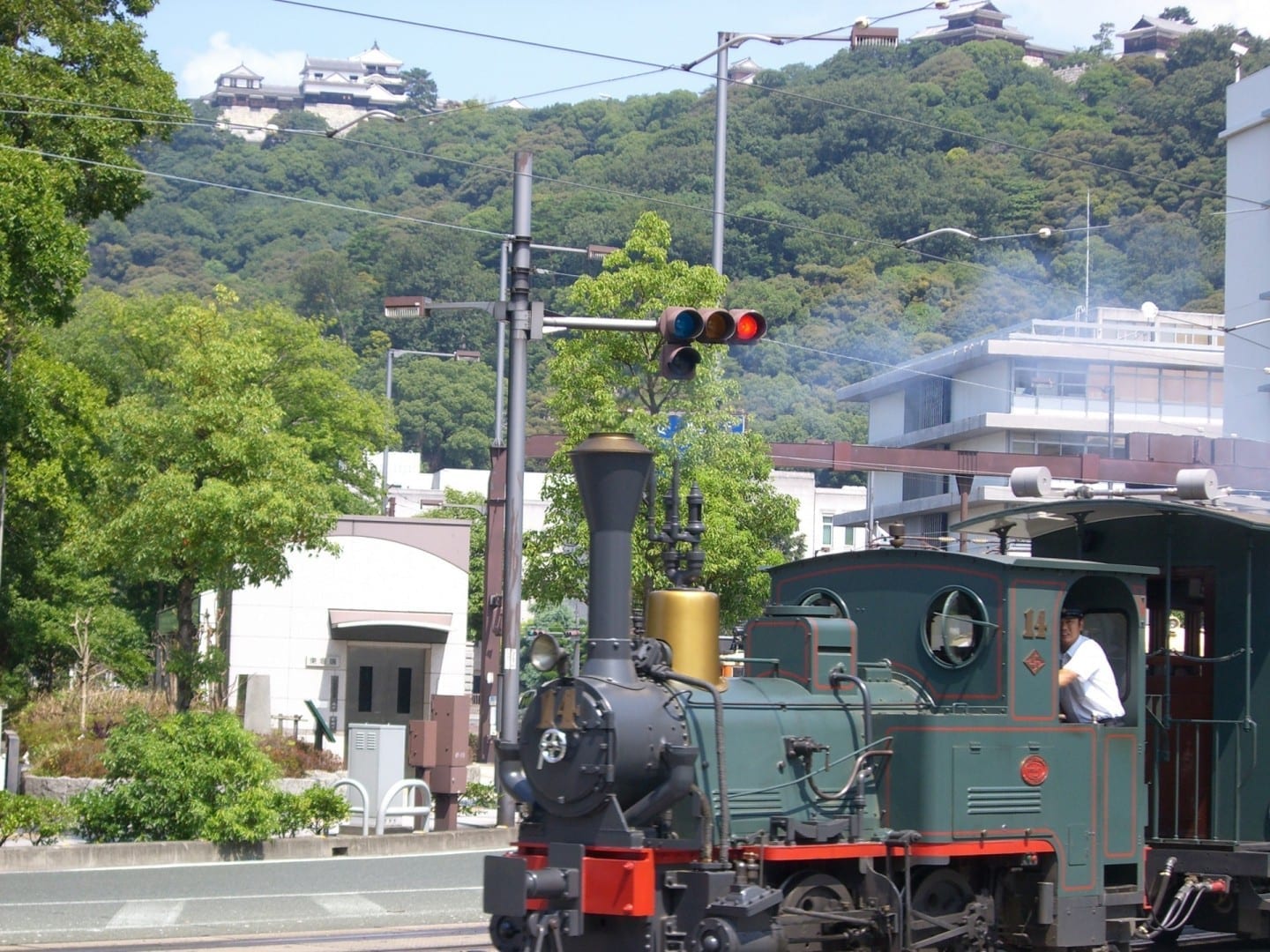 Botchan Ressha es una vista común en el centro de la ciudad. Matsuyama Japón